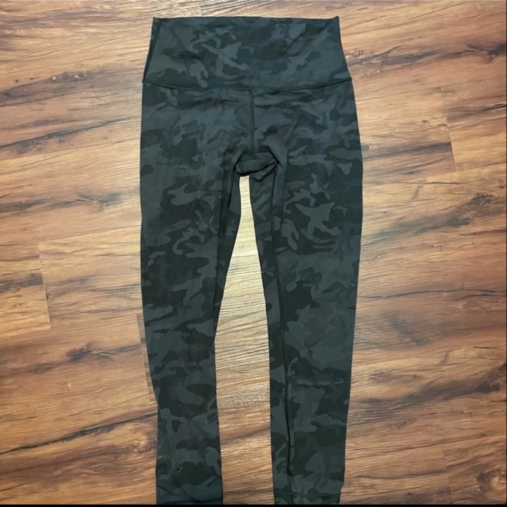 Lululemon Wunder Under 
Camo print 
Size 8 
Great condition
Size tag is missing